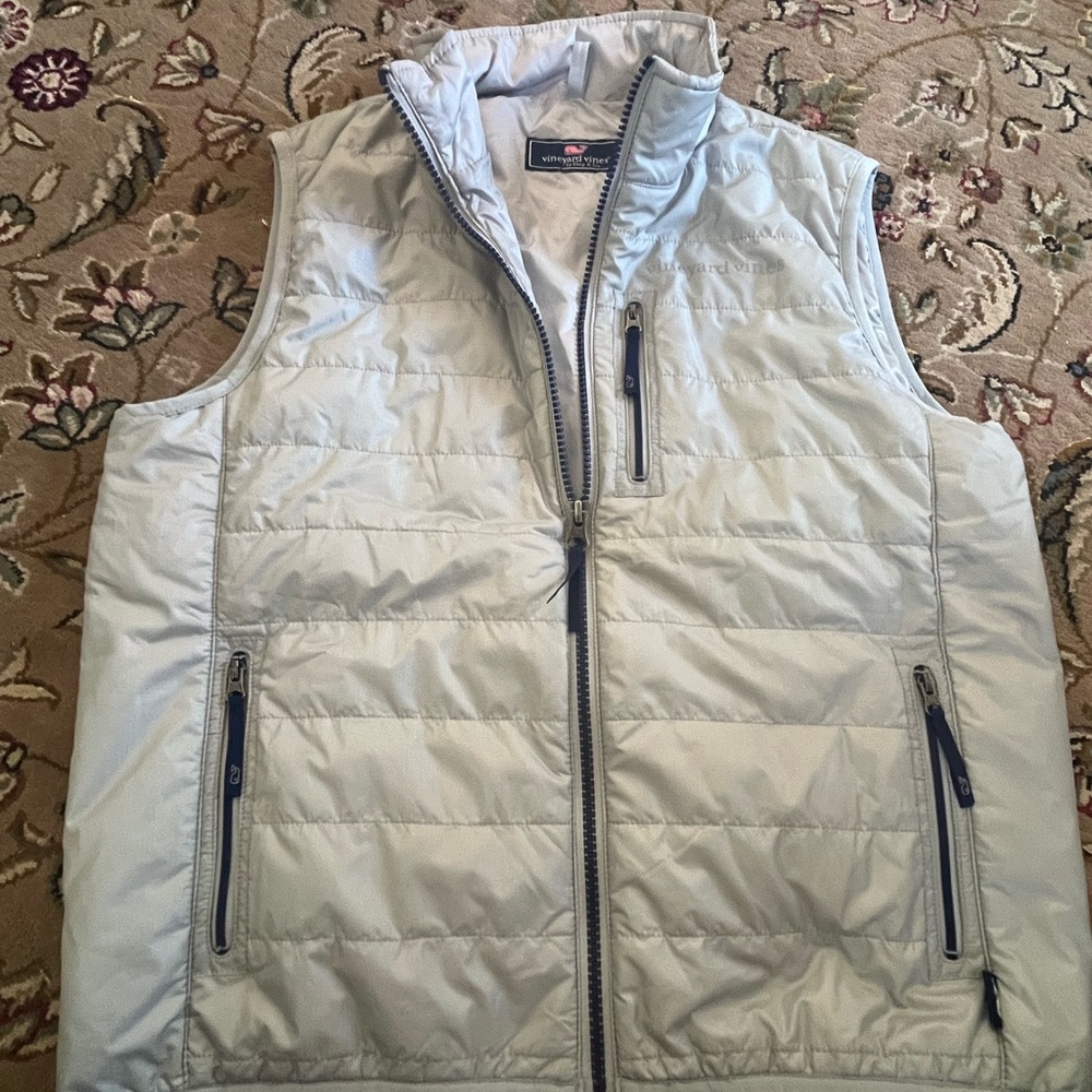 Barely worn boys  Vineyard Vines quilted vest size 12-14 ( Medium)